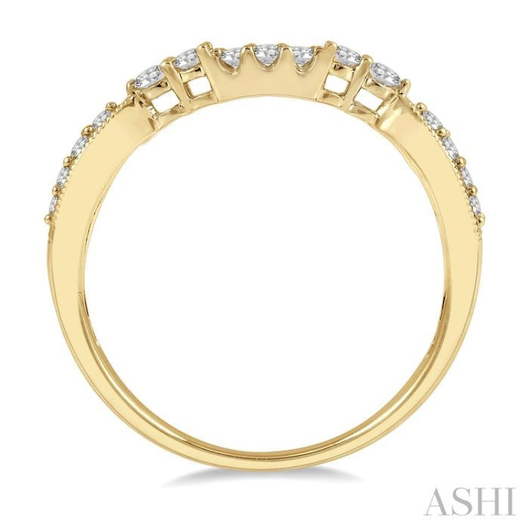 1/5 Ctw Curved Center Round Cut Diamond Wedding Band in 14K Yellow Gold